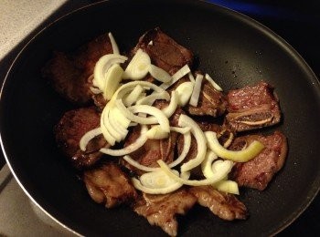 step3: 大火下油煎至牛仔骨2邊至7成熟, 下洋蔥再炒勻