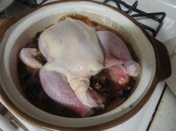 step3: 預備一個煲，加入所有<span class="group_3">豉油汁</span>材料，待煮滾後放入雞，再滾起後合上蓋轉慢火煮6分鐘。