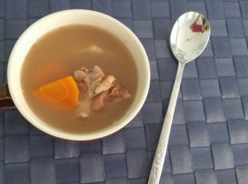 step5: 煲滾水，將放入所有材料，煲3個鐘即成。可跟據個人喜好以鹽佢調味。