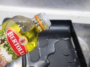 step2: 打蛋，落油，炒滑蛋。
滑蛋要滑，油不能少，所以為了健康著想，選擇健康的油好重要。
炒好後上碟落鹽和黑椒