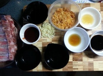 step1: 豬肋骨用豬插插鬆待入味,預備好所有<span class="group_2">醃料:</span>蒜蓉.玫瑰露酒.紹興酒.魚露.胡椒粉.义燒醬.老抽.萬字醬油.片糖(片糖盅碎)