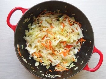 step8: 高麗菜和紅蘿蔔一起翻炒至軟即可。