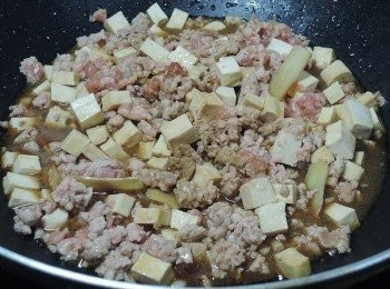 step4: 調味煮滾後，約再煮個十分鐘