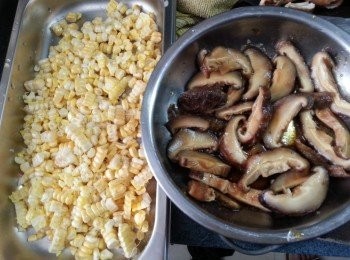 step1: 冬菇浸軟,用蒸冬菇料拌勻,栗米切粒,冬菇及粟米蒸15分鐘,灘凍後冬菇切粒待用