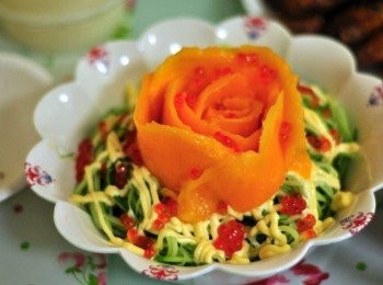 step4: 將製作好的芒果花放到青瓜絲上，然後加上魚籽即完成。