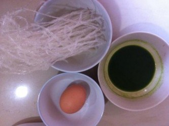 step1: 預備材料，蛋打散待用。