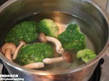 step2: 將需要稍微燙一下的蔬菜，丟進鍋中讓熱水燙一下，但是請不要燙太久，破壞了蔬菜的纖維質。