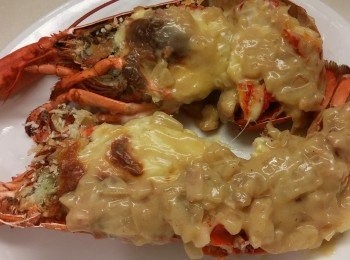 step3: 爆香洋蔥粒加餘下的煙肉粒備用,加熱忌廉咖喱意粉醬後加入洋蔥煙肉粒攪混,倒在龍蝦面即成。