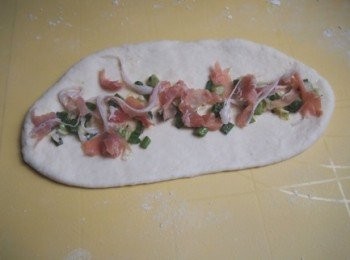 step4: 醒麵15分鐘將麵團再拍扁檊成欖形,放上香蔥/意大利火腿卷好將收口揑緊