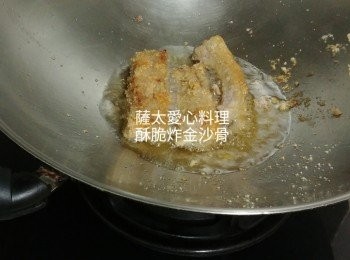 step2: 放入油中炸至金黄色,上鑊再大火返炸10炒上鑊。即可享用。