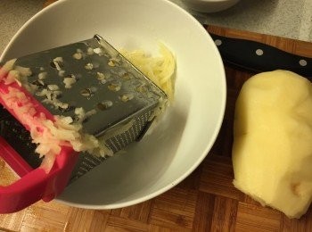 step3: 薯仔去皮刨絲