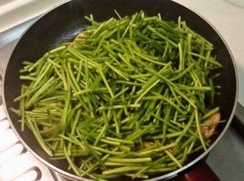 step3: 待雞腿肉塊的油脂充分釋出後，放入水蓮菜來大火快炒。