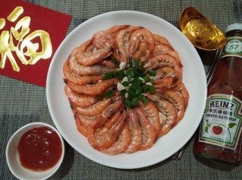 step5: 再擺上吉祥春聯「福」和「招財進寶」字樣，能討吉祥兆頭，