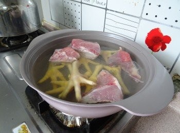 step3: <a href="https://bit.ly/3kLFTWO" target="_blank" data-keyword="雞腳" class="guide-link"><strong>雞腳</strong></a> <span style="display:inline-block;vertical-align:middle;margin-top:-3px;color:initial;border-radius:3px;padding:2px 3px;font-size:12px;line-height:14px;background:#87d300;color:#fff;">即買</span> 瘦肉出水沖淨