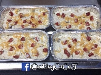 step7: 把(6)倒入蒸的蒸具，用湯匙壓平米漿，再把備用的臘腸及瑤柱絲放上面。大火蒸45分鐘後用竹籤插入糕，若不沾米漿，表示糕已蒸好，後加上芝麻及蔥粒（隨個人喜好）。