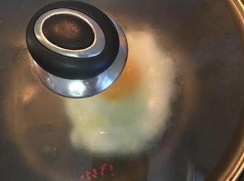 step2: 鍋熱後放少許油，打入蛋略煎，在蛋的週圍灑少許水後蓋鍋蓋，轉小火，半煎煮到雞蛋蛋黃6-7分熟，即可起鍋備用。