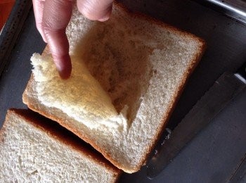 step1: 先將厚切方包兩面塗上薄牛油後再將的中心用刀小刮開成一塊方形淺洞