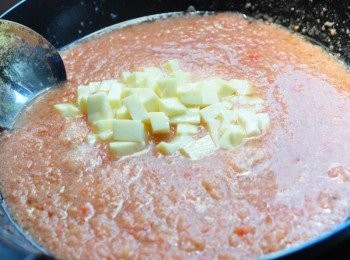 step4: 再放入芙蓉豆腐並調味煮約6分鐘即可