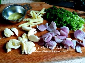 step3: 蒜頭去衣拍扁 , 乾蔥頭去衣拍扁 , 薑去皮一半切絲 , 一半蘑成薑汁
