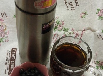 step2: 放入真空壺或杯中，沖入滾水加蓋焗15分鐘可飲用。