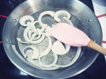 step2: 取一鍋倒入少許油放入洋蔥絲一起炒~~ (我是用小洋蔥!!)