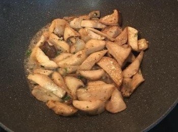 step4: 奶油溶化後延鍋邊下少許白葡萄酒或清酒或米酒皆可，大火熗炒後放入鹽巴快速拌炒。