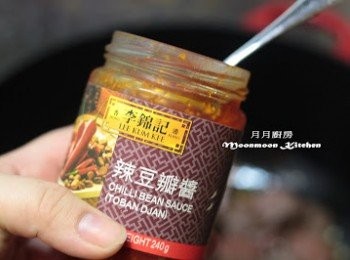 step5: 加入調味拌勻，炆煮5分鐘。