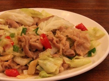 step1: 培根和高麗菜洗淨，切高麗菜，敲蒜頭，在鍋中倒入橄欖油，放入蒜頭爆香，等有香氣出來再放入培根快炒一下，再放入辣椒及高麗菜，加入少許塩、米酒調味，最後放入青蔥，再加少許香油，盛盤，即可上桌。