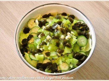 step3: 將剖成1/4圓大小的黑木耳QQ圓與奇異果丁，也一起放入碗中。