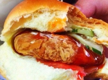 step4: 麵包夾上炸好的肉片，配上蔬菜美乃滋辣椒，就變成了自家漢堡，衛生又健康^^