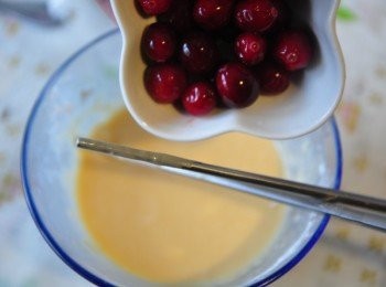 step4: 最後將蔓越莓倒入粉餬中