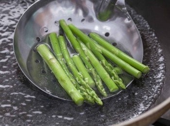 step4: 4.然後把蘆筍燙過（在水裡滴入一點油讓顏色保持鮮綠）