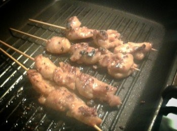 step3: 用竹籤將雞肉串起，放在平底鍋或鐵板上燒至熟透，享用時沾上沙嗲醬！