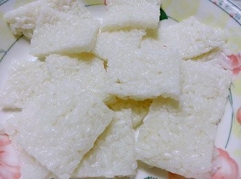 step3: 再用刀子切成一塊塊的備用