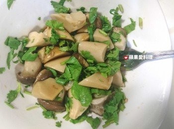 step3: 碗中放入杏鮑菇、昆布醬油、烏醋、香油和香菜碎拌勻。