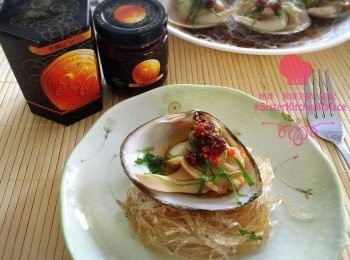 step6: 蒸好後，淋上熱油，上枱前，在每隻蜆上放上李錦記XO 醬