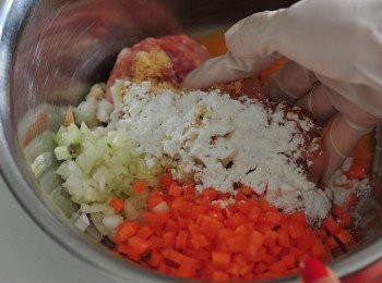 step2: 在一個大碗內，放入所有材料（<span class="group_2">照燒汁</span>醬料除外），戴上手套，用手攪勻