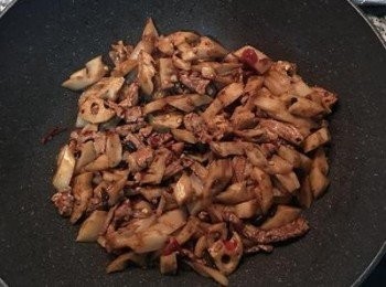 step7: 放入蓮藕拌炒，可適量的放ㄧ點水一起炒，炒到蓮藕也有醬色。試調味用鹽做調整。