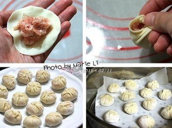 step5: 包餡：

因為肉凍我是切成小塊狀
所以在包餡的時候
我會特別在每個小湯包內
加進兩三塊肉凍

收口捏合放置在鋪有烘焙紙的蒸籠內。

※不馬上吃的話，可以撒點粉送進冷凍庫冰凍起來。