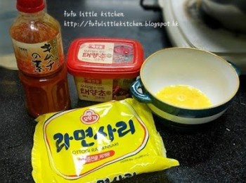 step1: 於鍋中放入1大碗半水煮滾，加入粟米及湯汁材料。