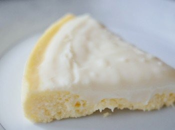 step7: 此時蛋糕還不要脫模，放入雪櫃冷藏四小時。然後才脫模，切件享用