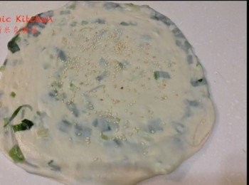 step9: 桿成18-20cm圓片狀，最後灑上白芝麻，稍桿壓一下，