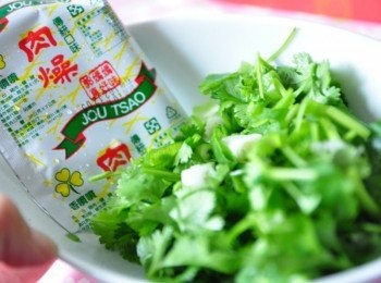 step2: 以及郭媽媽肉燥包、青蔥切花、香菜切碎