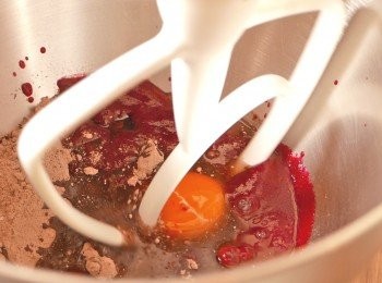 step2: 在大碗中放入所有<span class="group_1">蛋糕材料</span>，以電動打蛋器開動慢速攪拌30秒後，再以中速打發2分鐘即成蛋糕漿。