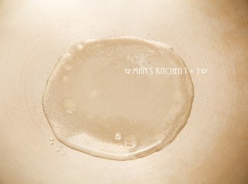 step2: 接著在鍋內倒入白砂糖與水，並開火將糖煮至溶化。