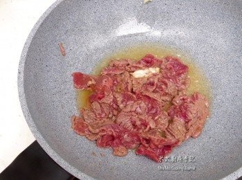 step2: 下半杯純正橄欖油於鑊中燒熱，下牛肉快炒至八成熟，把油隔去, 上碟備用。