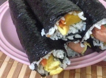 step8: 將捲好的紫菜包飯上掃上一層薄薄的芝麻油。然後切成一小卷排好。 (每切一下可用濕的毛巾或紙巾抹一下,以防粘上米粒, 可令切口更漂亮)