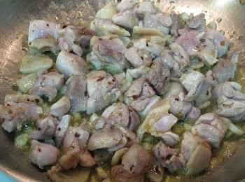 step4: 熱鍋後放入一大匙梅爾雷赫冷壓初榨橄欖油，然後放入雞肉炒熟，炒雞丁通常建議用母雞肉，肉質較軟嫩，炒熟後肉質剛好柔嫩好入口，雞丁熟透後放入義大利麵拌炒一下，讓義大利麵吸入肉湯。