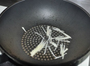 step2: 以少少的油將薑絲爆香