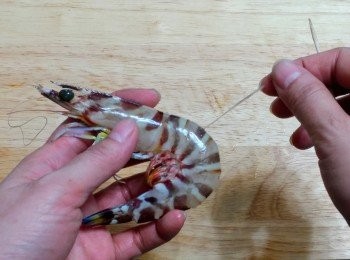 step3: 便可輕易拉出蝦腸；  將蝦洗淨；